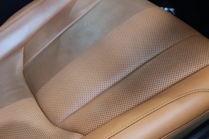 車の革シートクリーニングの東京の施工店