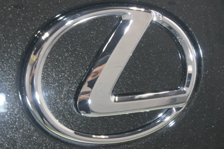 東京のレクサスエンブレムの黒ずみクリーニング