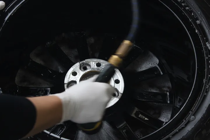 ホイール脱着表裏施工を行うコーティング店