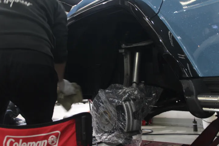 車のタイヤハウス内のコーティングをする施工店