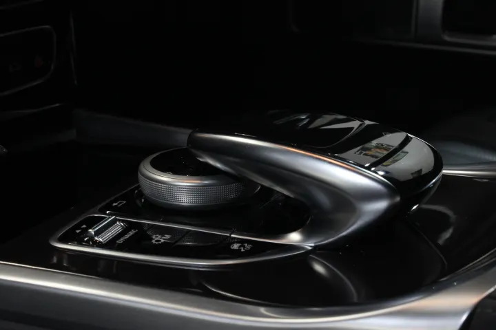 スクエアなフォルムとアイコニックなディテール