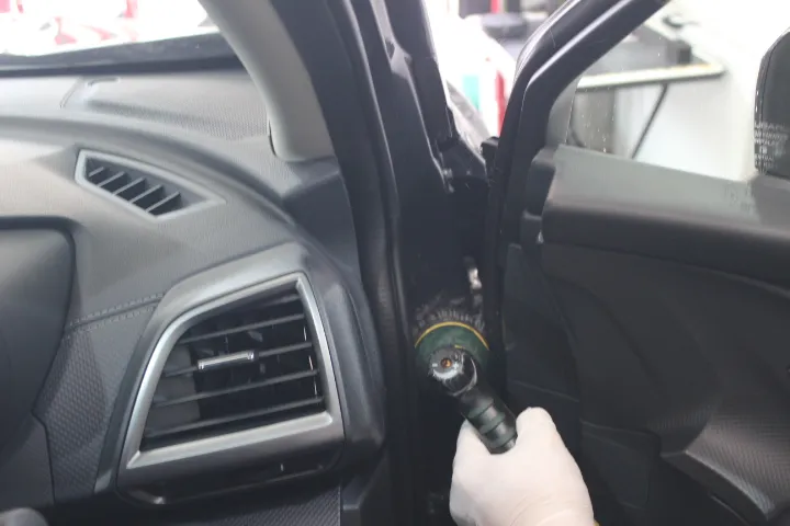新車のスバルフォレスターへ細部洗浄
