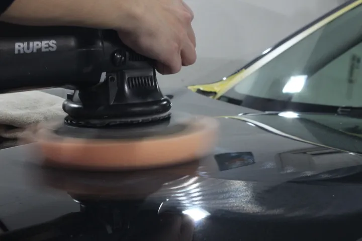 カーコーティング専門店の使用する水溶性超微粒子コンパウンド