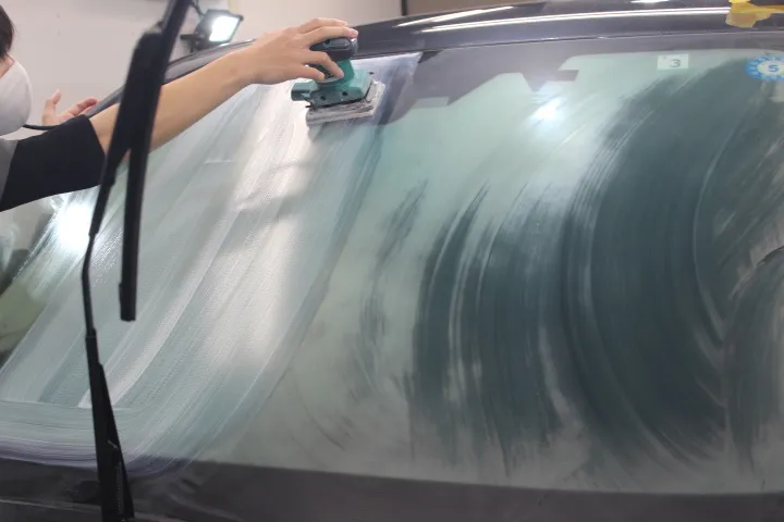 酸化セリウムで窓ガラスの不純物やシリカスケールを除去