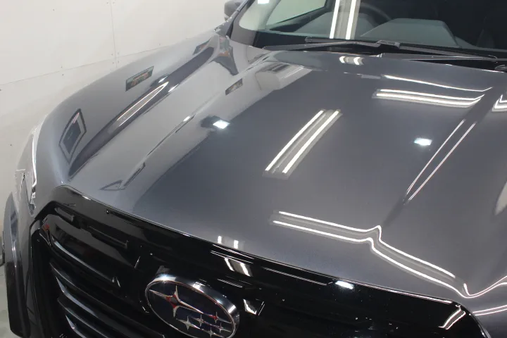 スバル車の汚れのない無垢の塗装