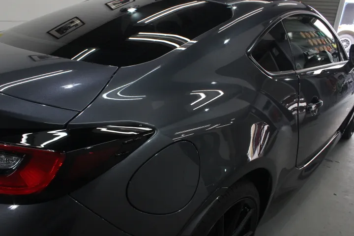 GR86のクーペボディへ艶と光沢の良いガラスコーティングを施工