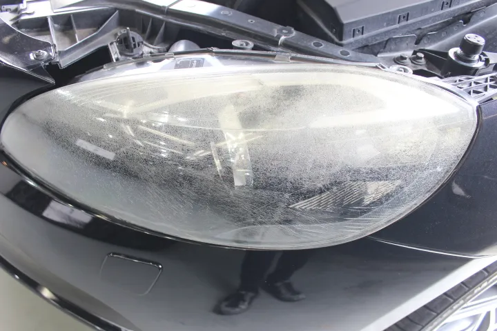 輸入車のヘッドライトに多く見られるハードコートのクラック除去