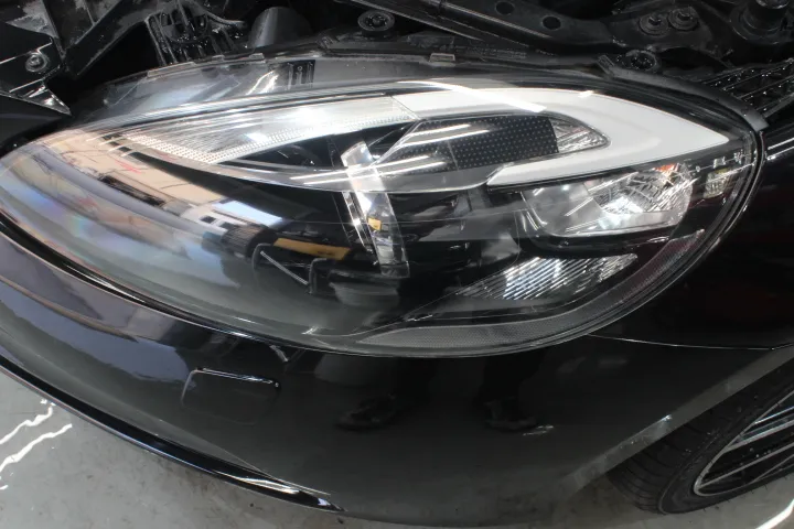 VOLVO V40のヘッドライト磨き後の新品同様の仕上がり