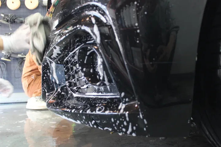 440dのフロントバンパーグリルの細部洗浄