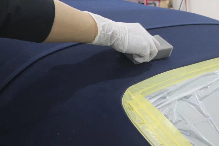 ソフトトップへ霧状のコーティング剤を噴霧