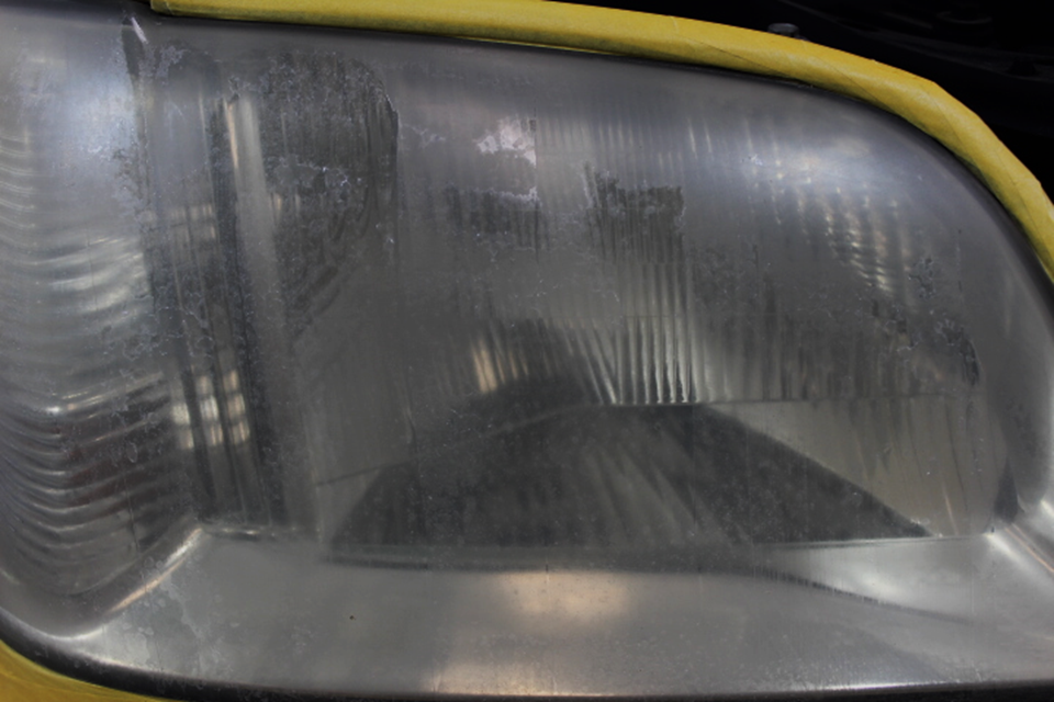 黄ばんだクラウンのヘッドライト