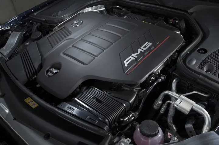 ベンツE53のエンジンルーム
