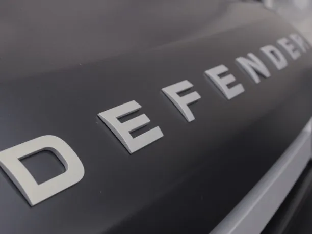 ディフェンダー純正ロゴエンブレムの貼り替え